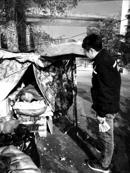 救助站工作人员对街头露宿人员进行救助